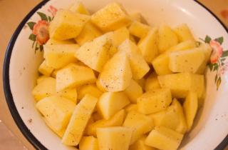 Куриные бедра с картофелем в рукаве