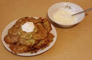 Оладьи из кабачков с чесночным соусом