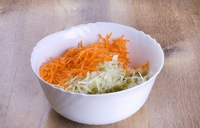 Салат с отварной куриной грудкой и сыром Салат с отварной куриной грудкой и сыром
