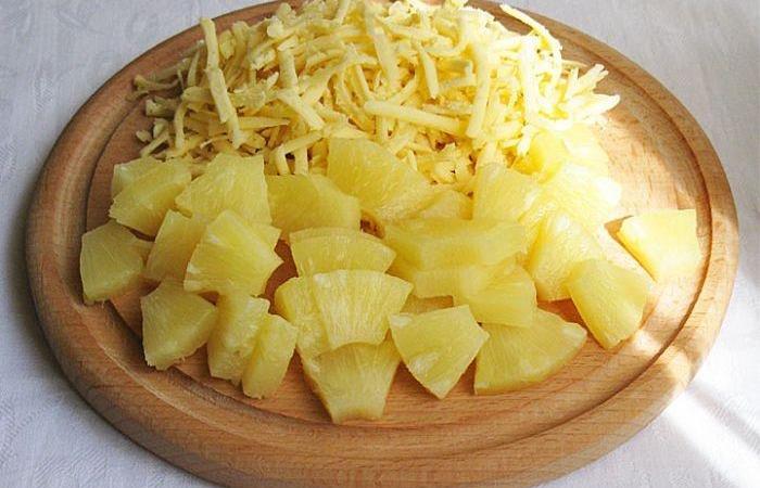 Салат с ананасами и сыром с фото