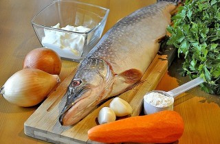 Щука, запеченная с овощами