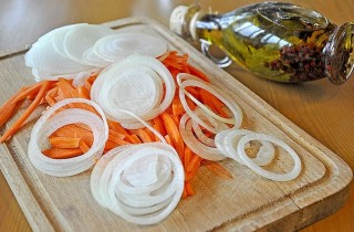Щука, запеченная с овощами