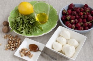Салат с клубникой и моцареллой