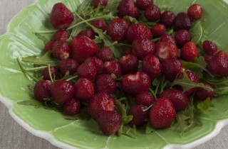 Салат с клубникой и моцареллой