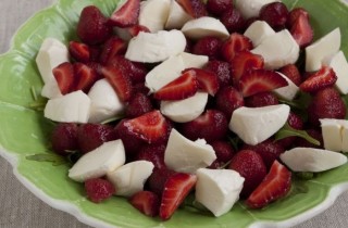 Салат с клубникой и моцареллой