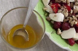 Салат с клубникой и моцареллой