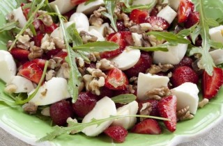 Салат с клубникой и моцареллой