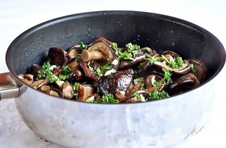 Постный салат с грибами, картофелем и квашеной капустой