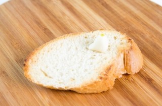 Брускетта с помидорами и базиликом