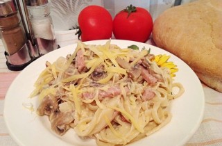 Феттучини с шампиньонами и ветчиной