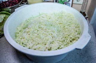 Квашеная капуста с клюквой