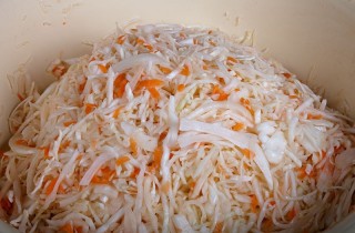 Квашеная капуста с пряностями