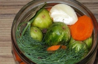 Маринованные огурцы с морковью