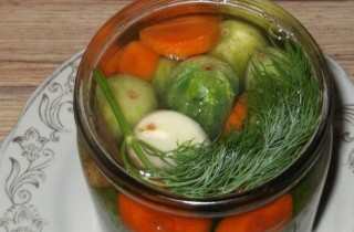 Маринованные огурцы с морковью