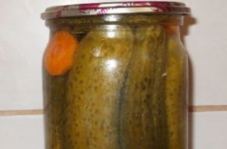 Маринованные огурцы с морковью