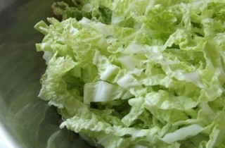 Салат из пекинской капусты с копченой колбасой