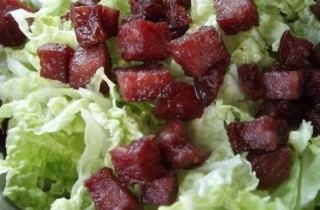 Салат из пекинской капусты с копченой колбасой