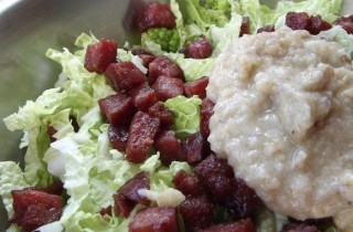Салат из пекинской капусты с копченой колбасой