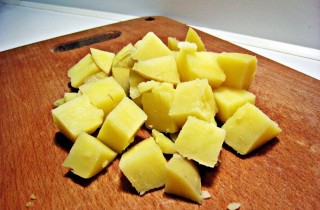 Закусочный салат с квашеной капустой, картофелем и грибами