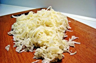 Закусочный салат с квашеной капустой, картофелем и грибами