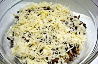 Закусочный салат с квашеной капустой, картофелем и грибами