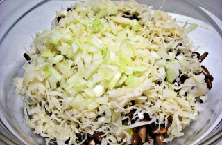 Закусочный салат с квашеной капустой, картофелем и грибами