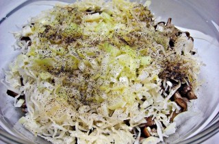 Закусочный салат с квашеной капустой, картофелем и грибами