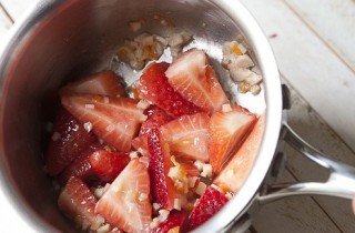 Клубничный соус для куриного шашлыка