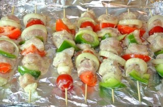 Куриный шашлык с овощами в духовке