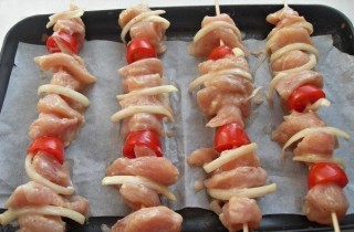 Пикантный куриный шашлык в духовке