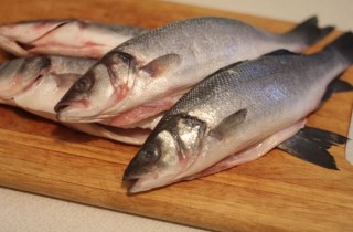 Сибас, запеченный в фольге с овощами