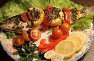 Сибас, запеченный в фольге с овощами