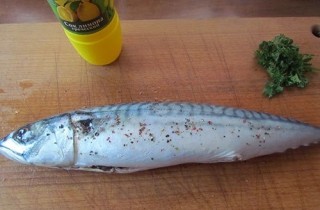 Скумбрия, запеченная с луком