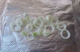 Скумбрия, запеченная с луком