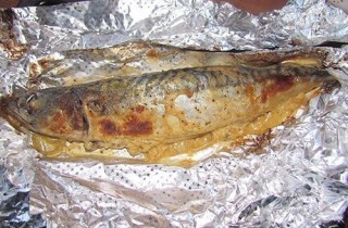 Скумбрия, запеченная с луком