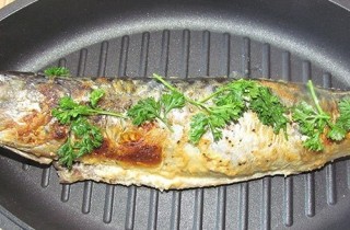 Скумбрия, запеченная с луком