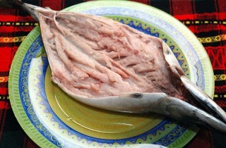 Скумбрия, запеченная с луком в фольге
