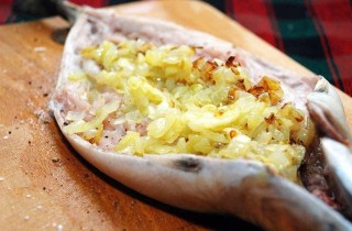 Скумбрия, запеченная с луком в фольге
