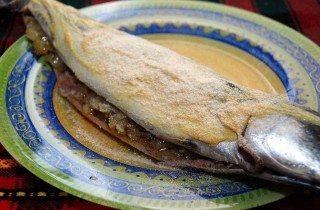 Скумбрия, запеченная с луком в фольге