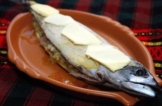 Скумбрия, запеченная с луком в фольге