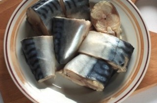 Скумбрия, запеченная с овощами в рукаве