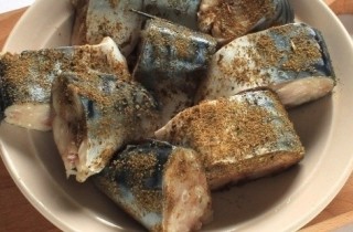 Скумбрия, запеченная с овощами в рукаве
