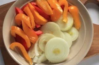 Скумбрия, запеченная с овощами в рукаве