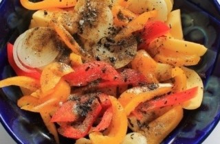 Скумбрия, запеченная с овощами в рукаве