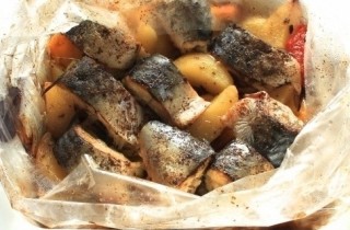 Скумбрия, запеченная с овощами в рукаве