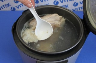 Вареная свиная рулька в мультиварке