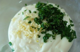 Запеченные куриные ножки в йогуртовом соусе в панировке
