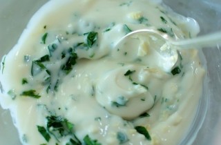 Запеченные куриные ножки в йогуртовом соусе в панировке