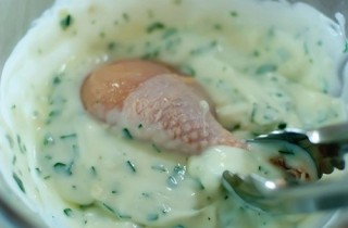 Запеченные куриные ножки в йогуртовом соусе в панировке