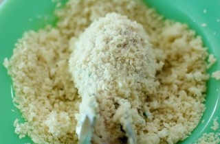 Запеченные куриные ножки в йогуртовом соусе в панировке